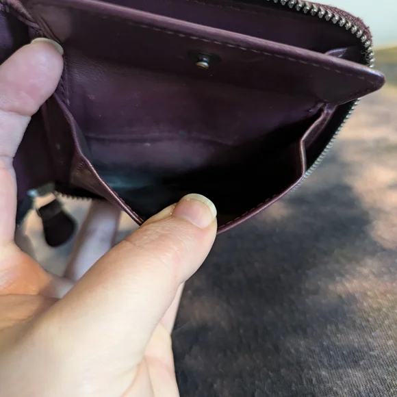 VGUC Bottega Veneta Zip Bifold Wallet in Merlot